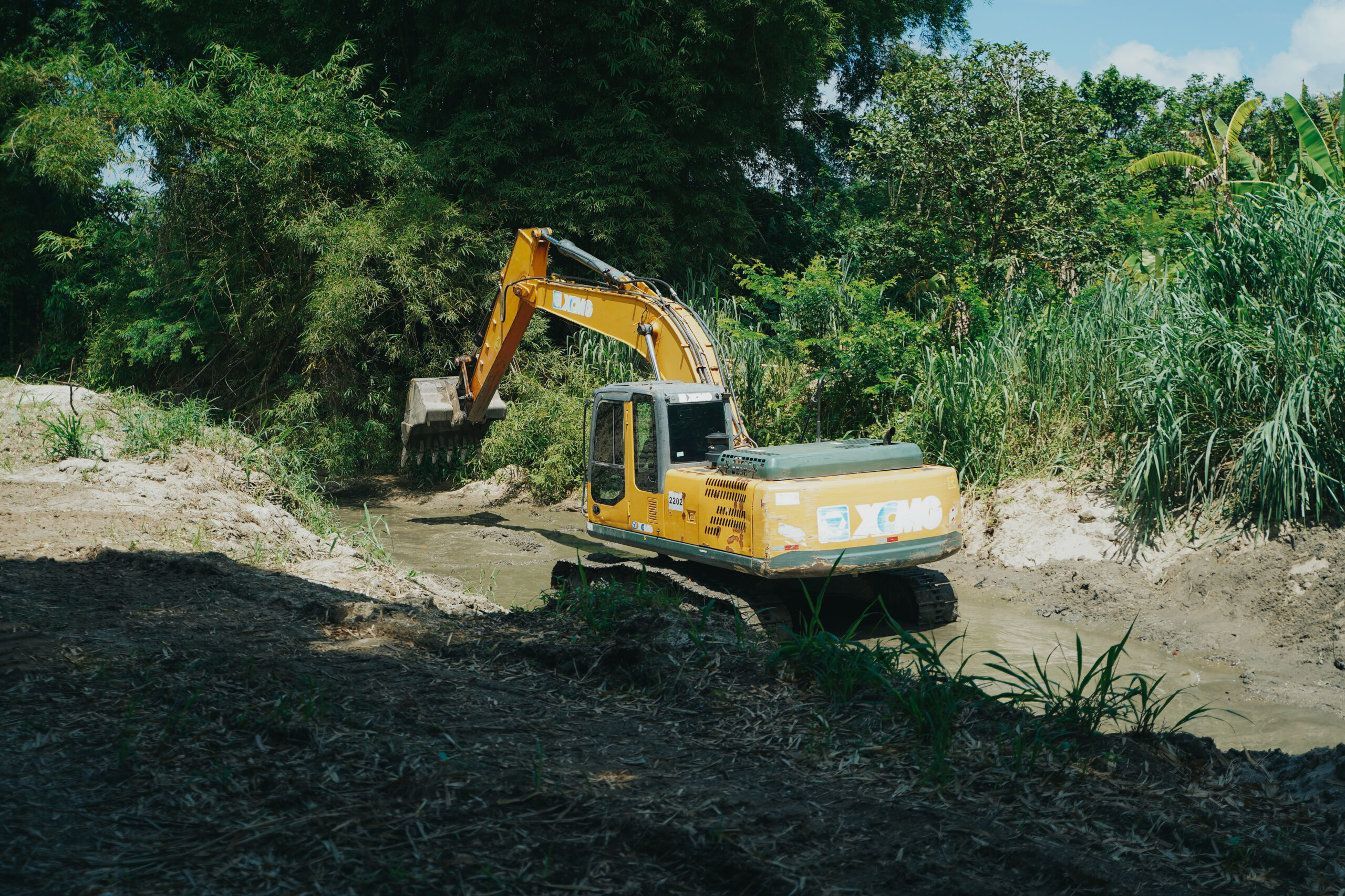 Trabalho que protege a cidade: SOMAR limpa em 1 ano e meio 164 km de rios e canais em Maricá